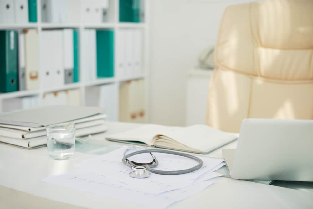 Abrir uma clínica médica é uma empreitada desafiadora, mas extremamente gratificante, que pode trazer benefícios financeiros, profissionais e pessoais.