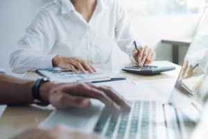 Como contratar uma secretária para meu consultório médico