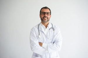 É muito comum que o médico receba os seus honorários diretamente na pessoa física, principalmente nos primeiros anos da profissão.